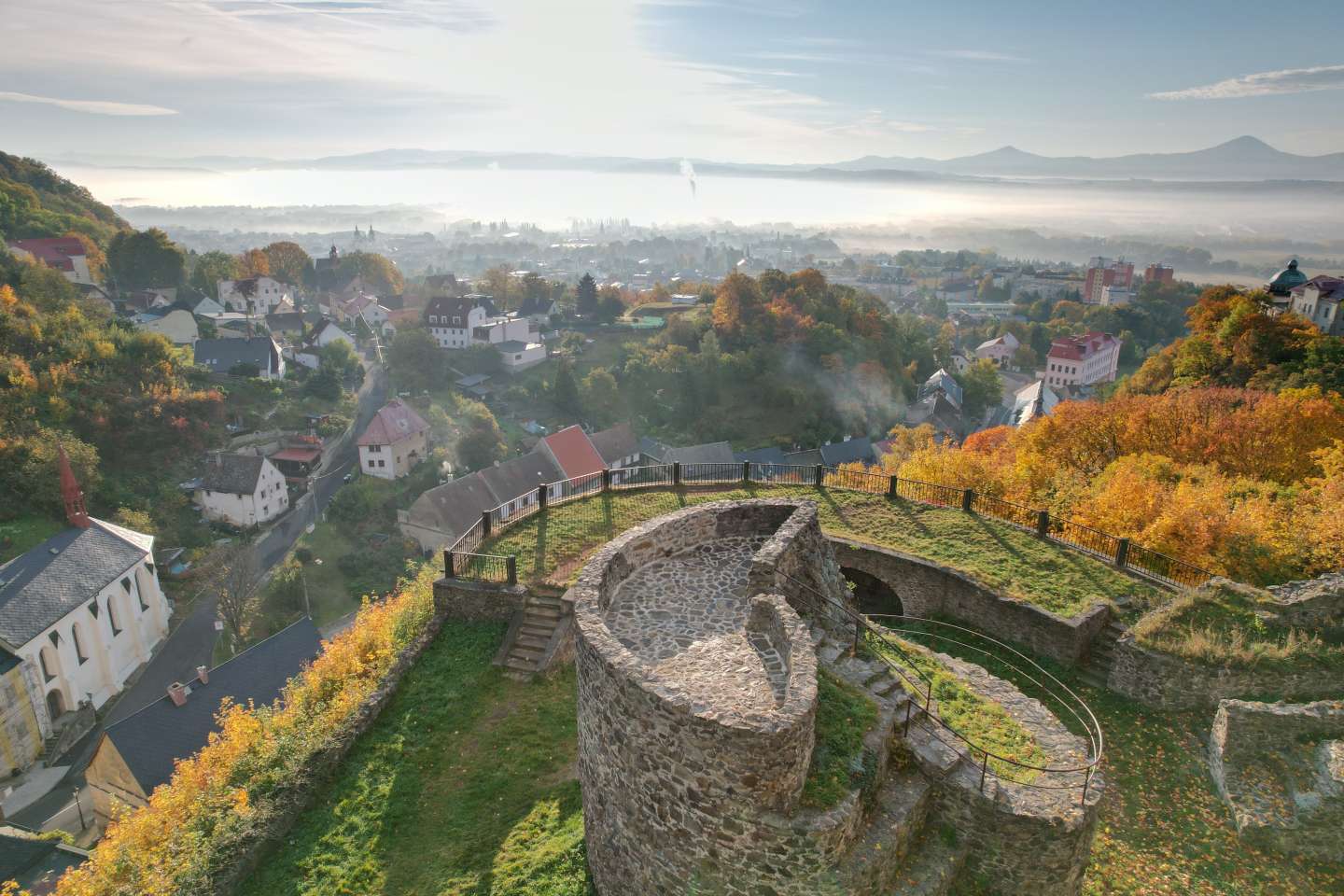 Vyhlídková věž na hradě, výhled na Libušín