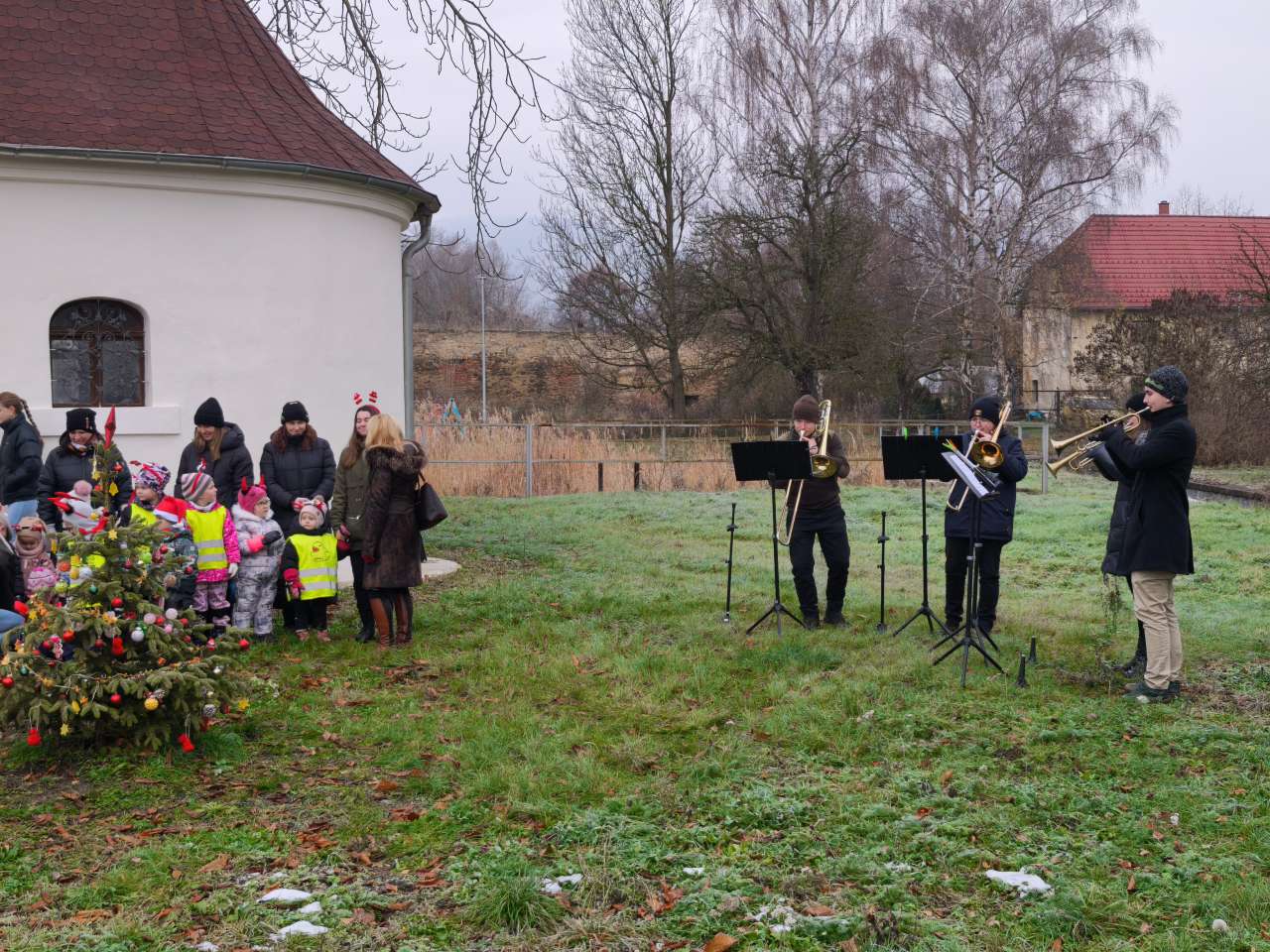 Děti zdobily stromek v Soběchlebech