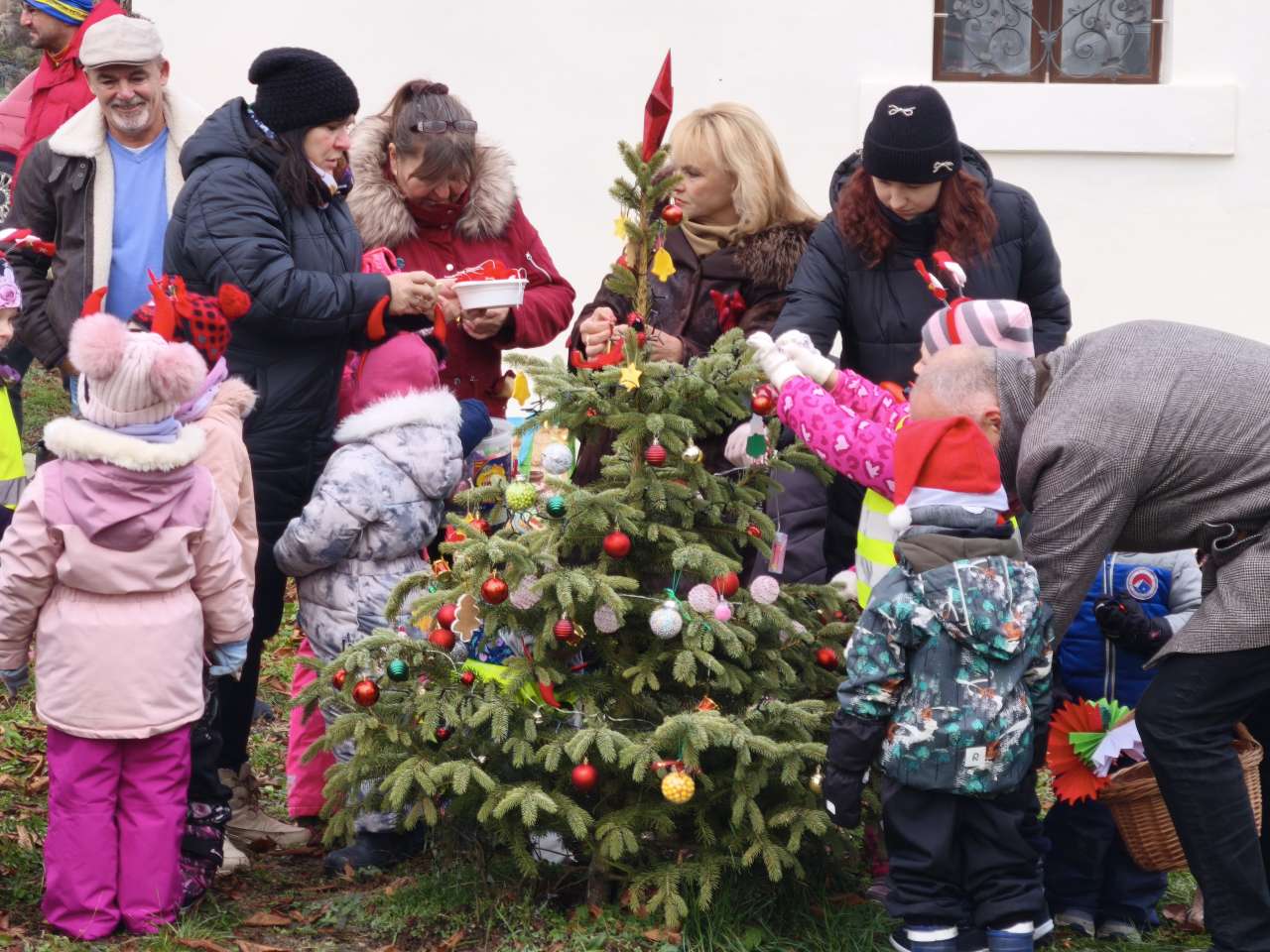 Děti zdobily stromek v Soběchlebech