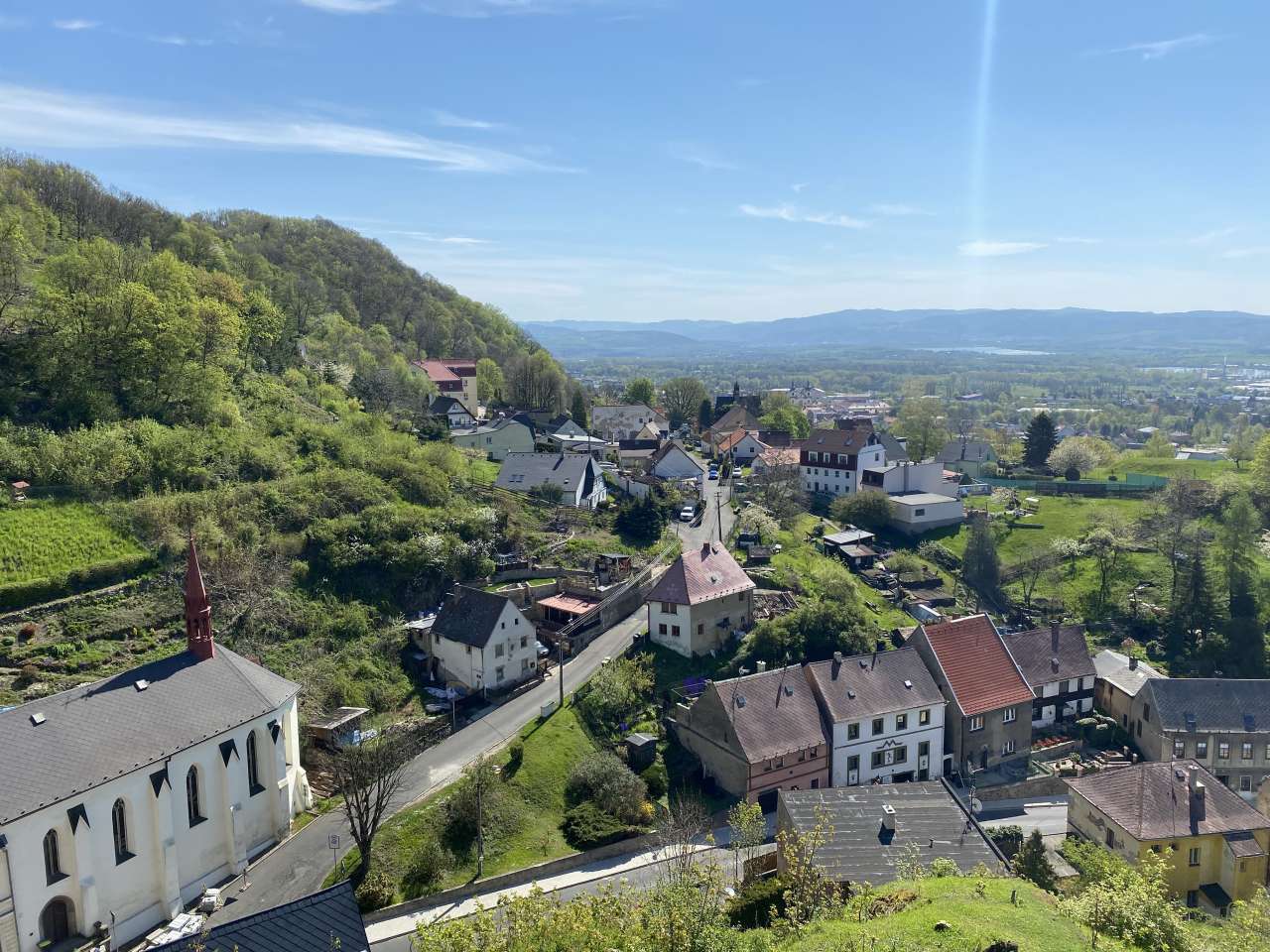 Kostel sv. Ducha a pohled na Libušín