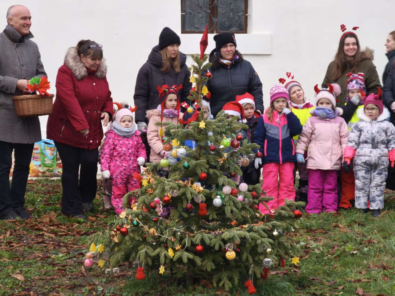 Děti zdobily stromek v Soběchlebech