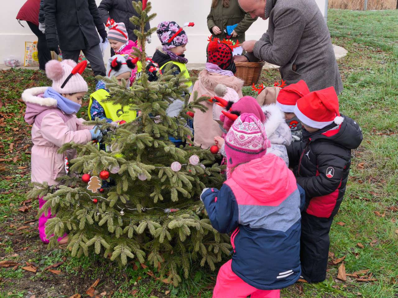 Děti zdobily stromek v Soběchlebech