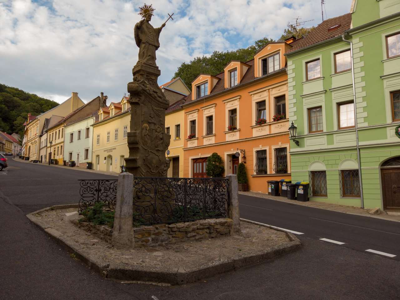 Socha sv. Františka Xaverského, v pozadí infocentrum Hornické krajiny Krupka