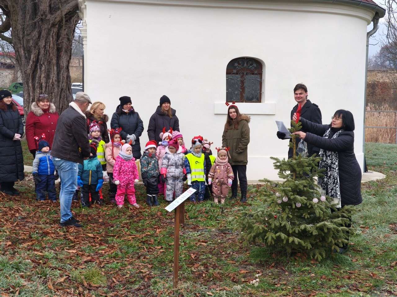 Děti zdobily stromek v Soběchlebech