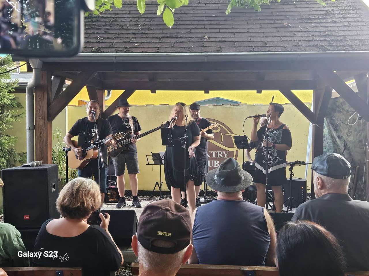 COUNTRY OZVĚNY, hrad Krupka 16. 8.