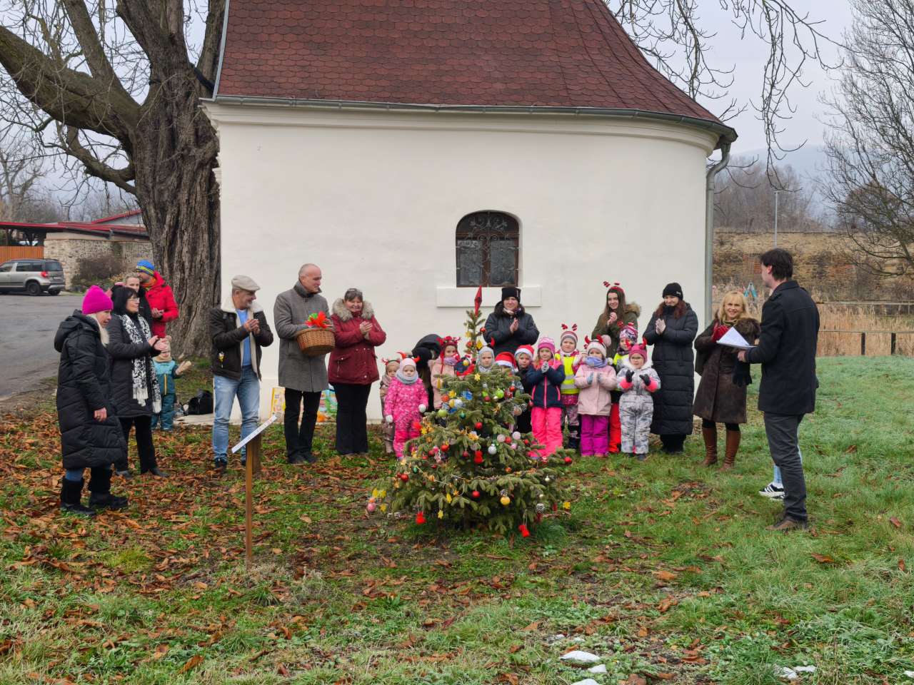 Děti zdobily stromek v Soběchlebech