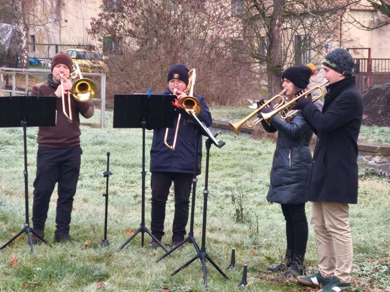 Děti zdobily stromek v Soběchlebech