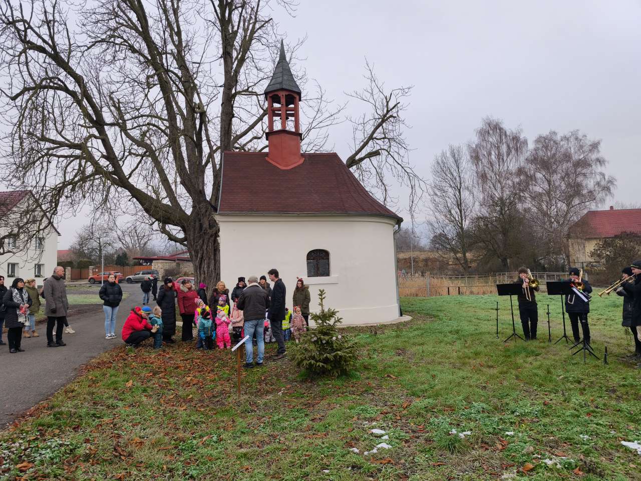 Děti zdobily stromek v Soběchlebech