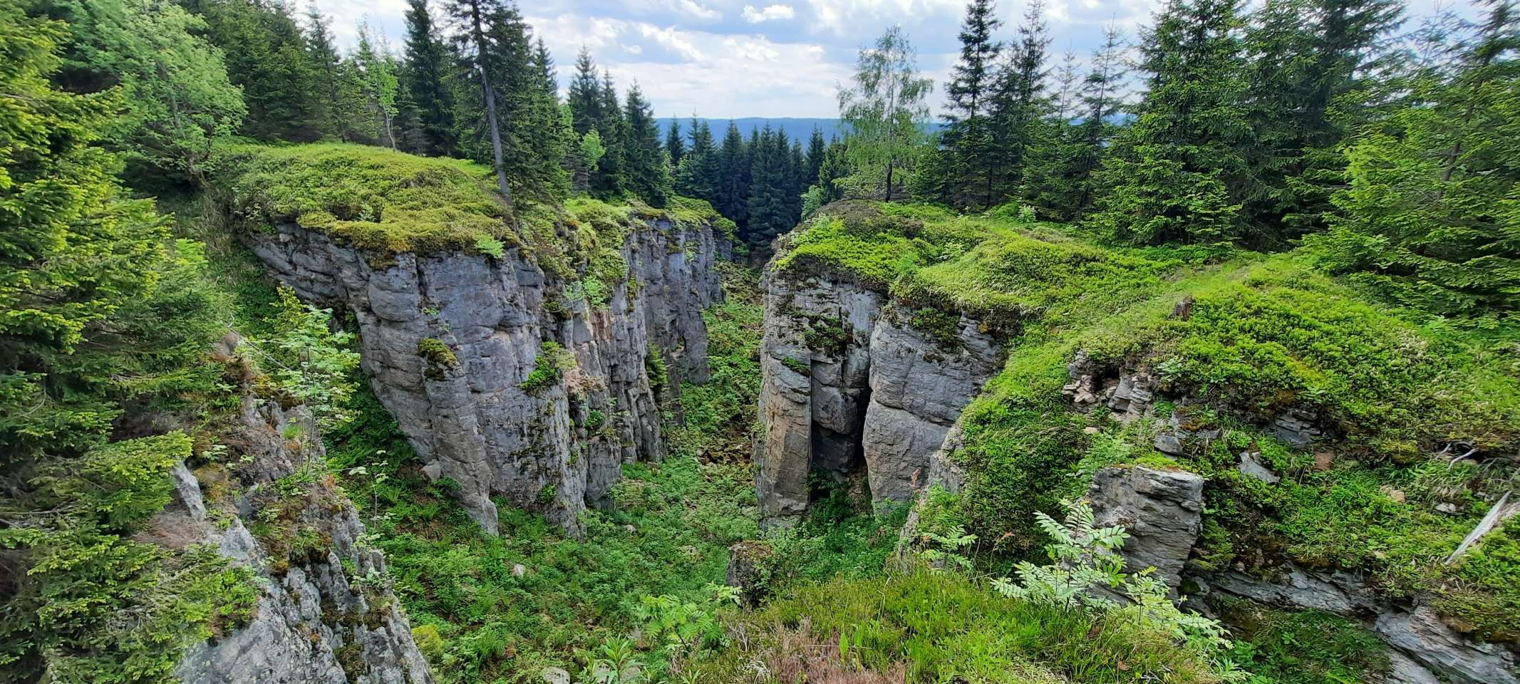 Blatenský vrch, Vlčí jámy