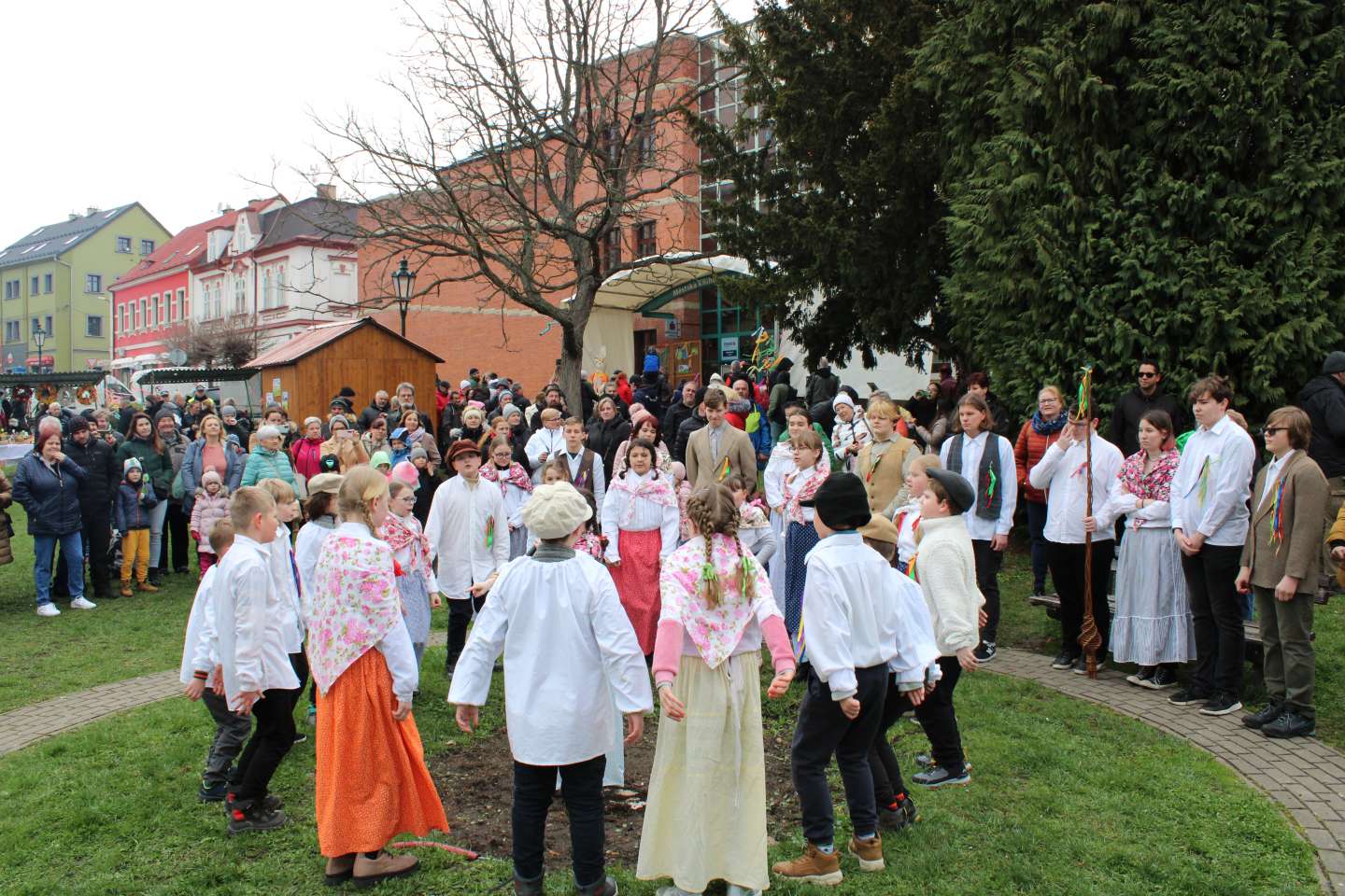 VELIKONOČNÍ JARMARK v parku před úřadem