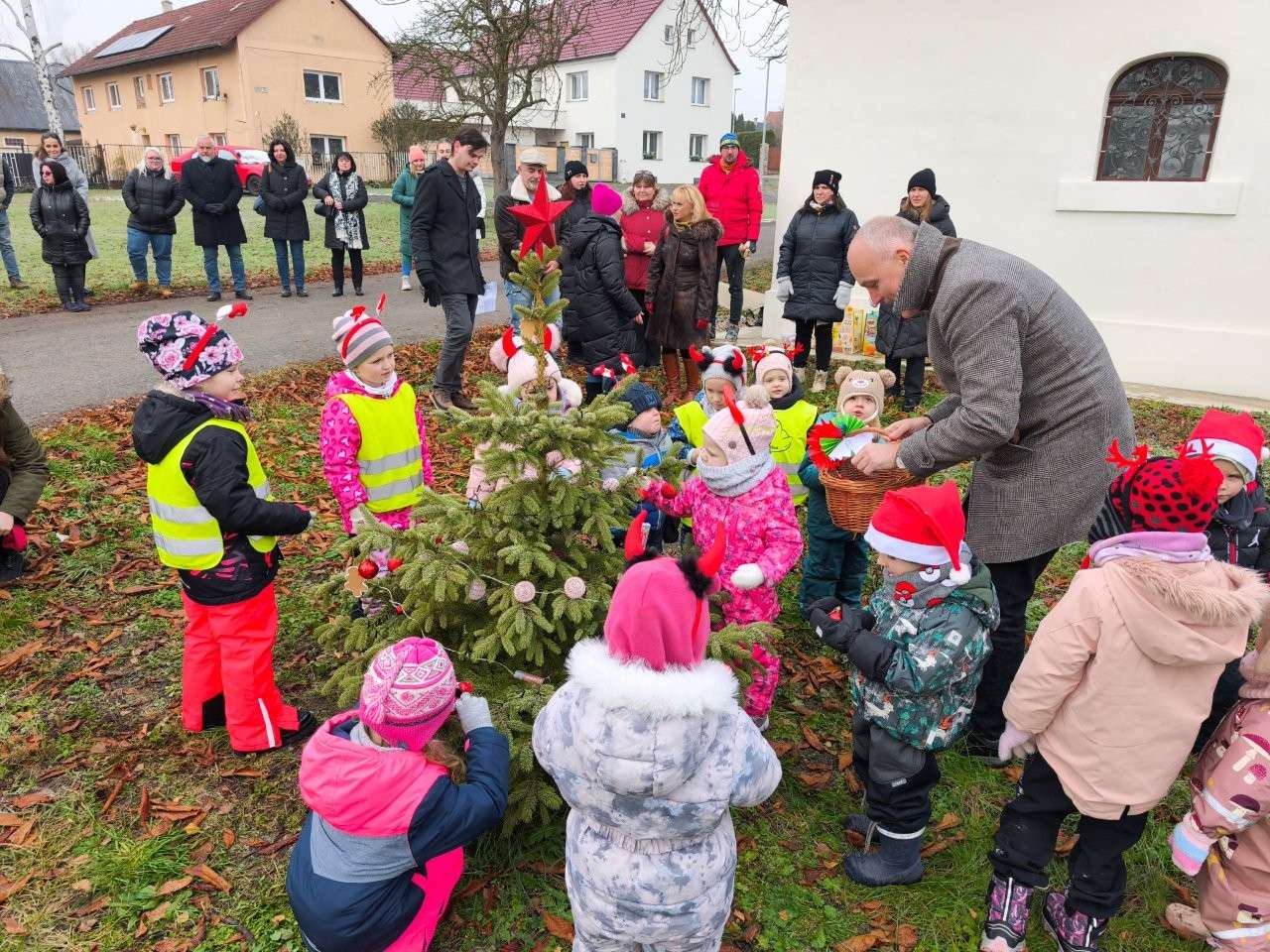 Děti zdobily stromek v Soběchlebech