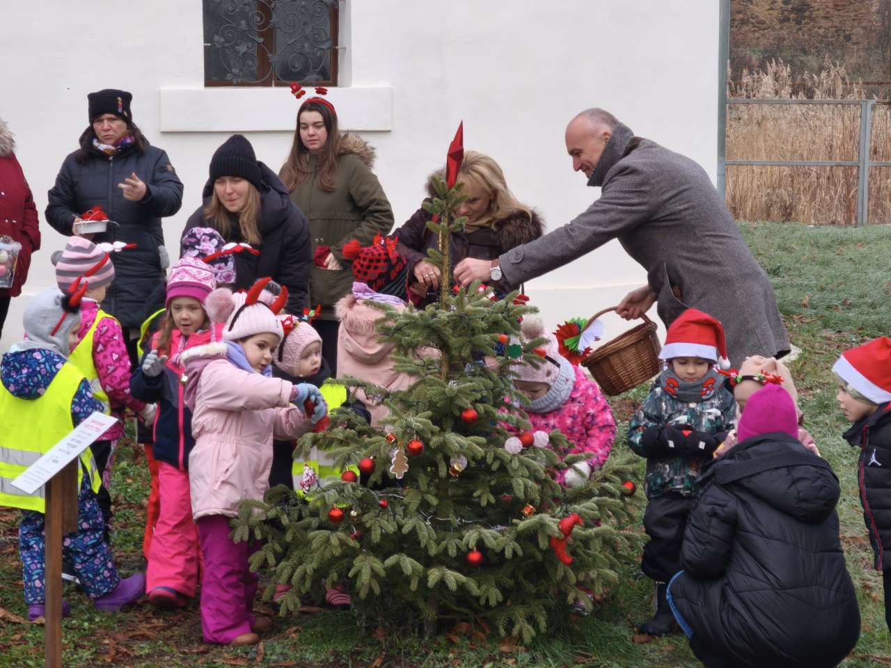 Děti zdobily stromek v Soběchlebech