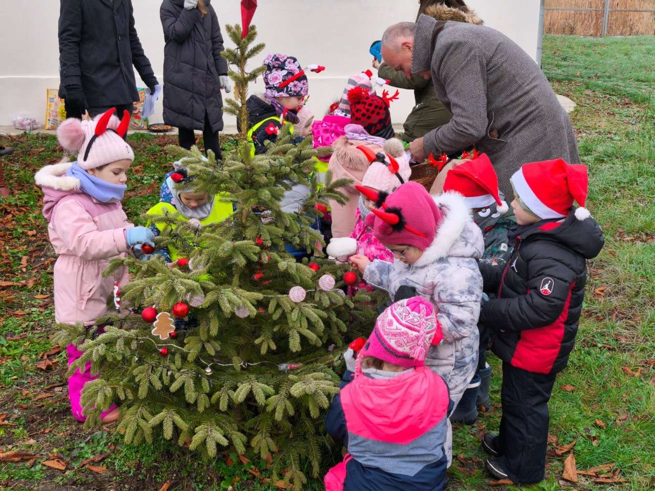 Děti zdobily stromek v Soběchlebech
