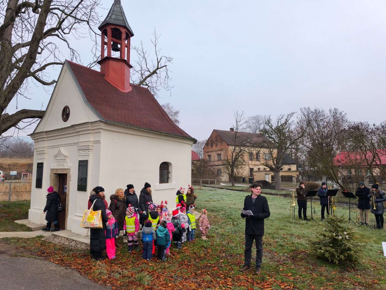 Děti zdobily stromek v Soběchlebech
