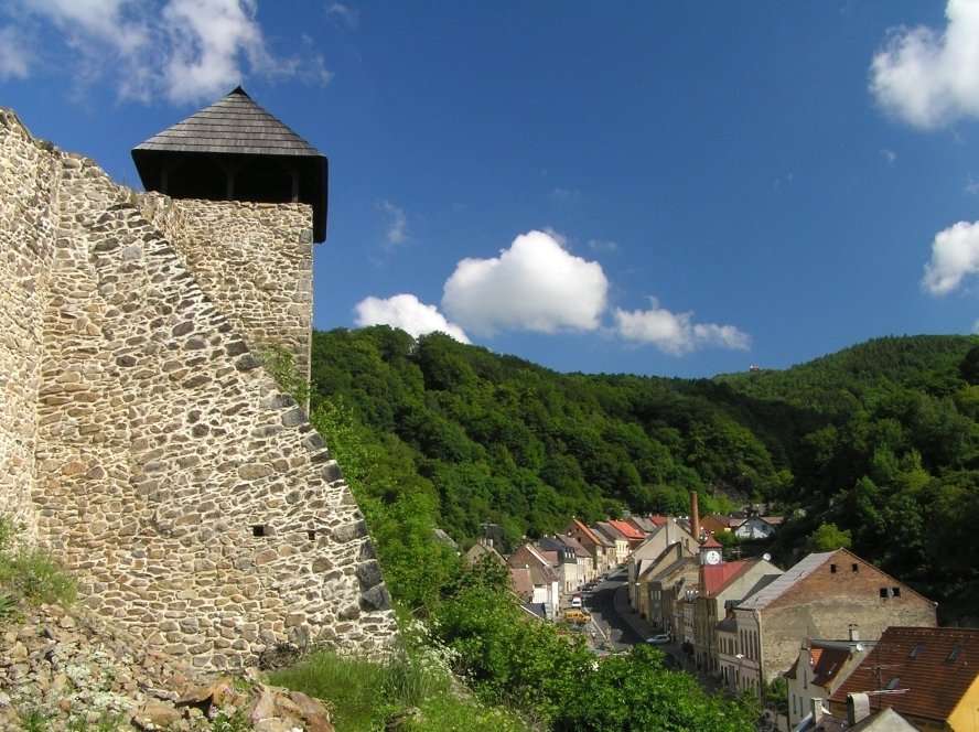 Bašta hradu, pohled do Husitské ulice