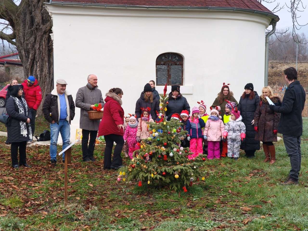 Děti zdobily stromek v Soběchlebech