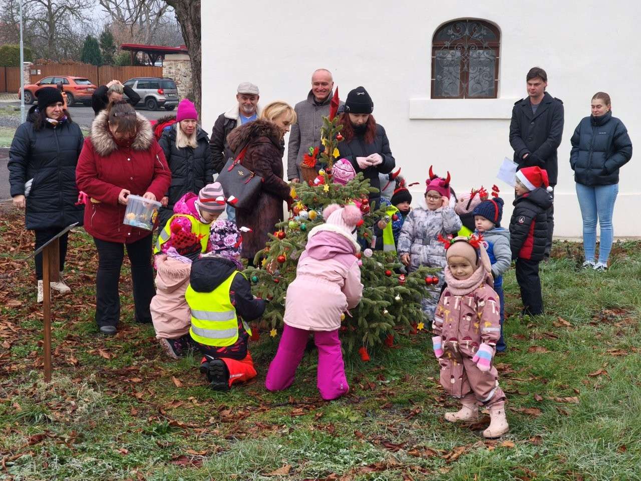 Děti zdobily stromek v Soběchlebech
